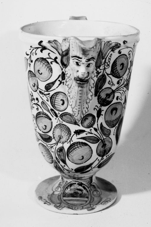 stemma gentilizio tra mascheroni e motivi vegetali (brocca) - produzione Italia meridionale (fine/inizio secc. XVI/ XVII)