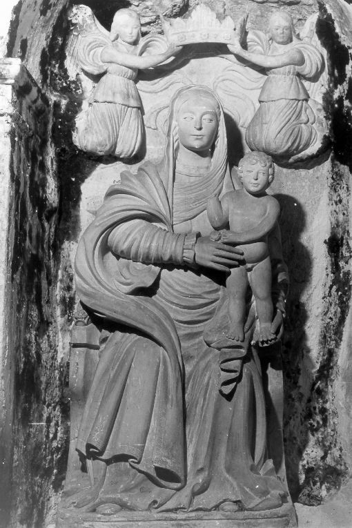 Madonna in trono con Bambino e angeli (scultura) di Stefano da Putignano (bottega) (sec. XVI)