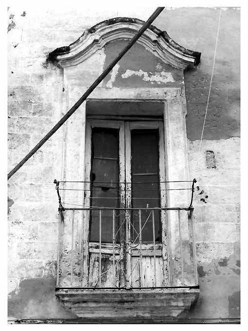 mostra di finestra, opera isolata - ambito pugliese (seconda metà sec. XVII)