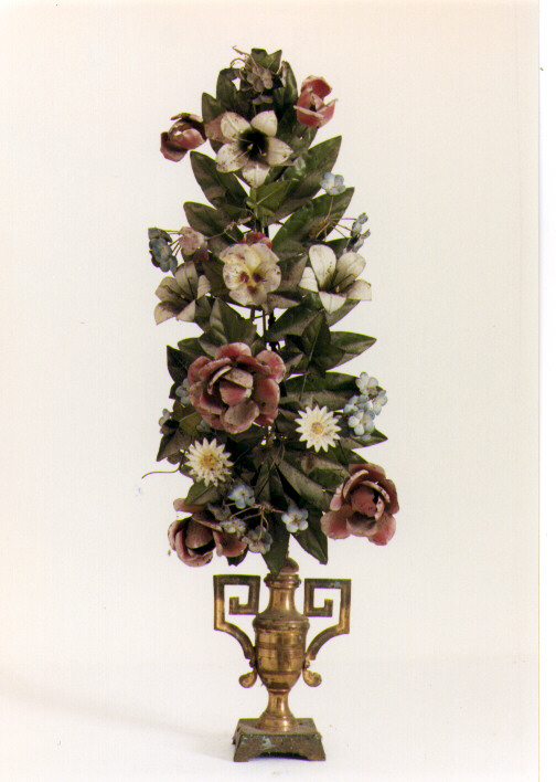 vaso d'altare con composizione floreale - ambito Italia meridionale (fine/inizio secc. XIX/ XX)