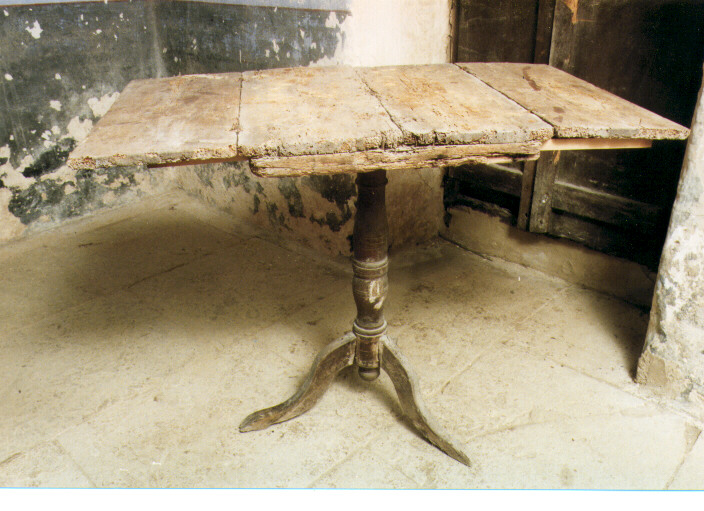 tavolino - ambito salentino (seconda metà sec. XIX)