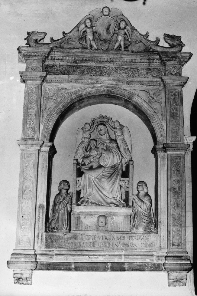 Madonna del Cardellino, Madonna con Bambino incoronata dagli angeli (tabernacolo) di Stefano da Putignano (sec. XVI)