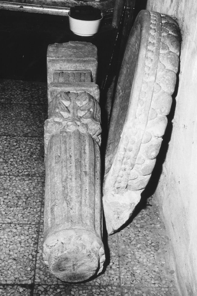 acquasantiera - a fusto - ambito pugliese (prima metà sec. XVII)