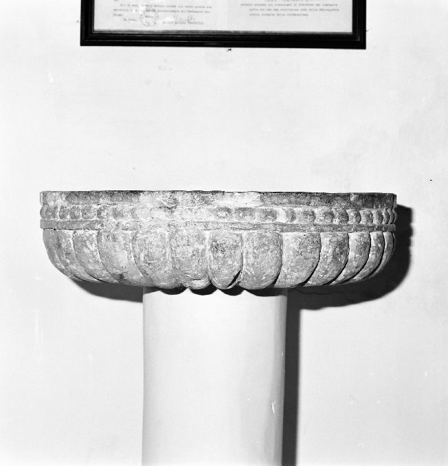 acquasantiera - a fusto - ambito pugliese (prima metà sec. XVII)