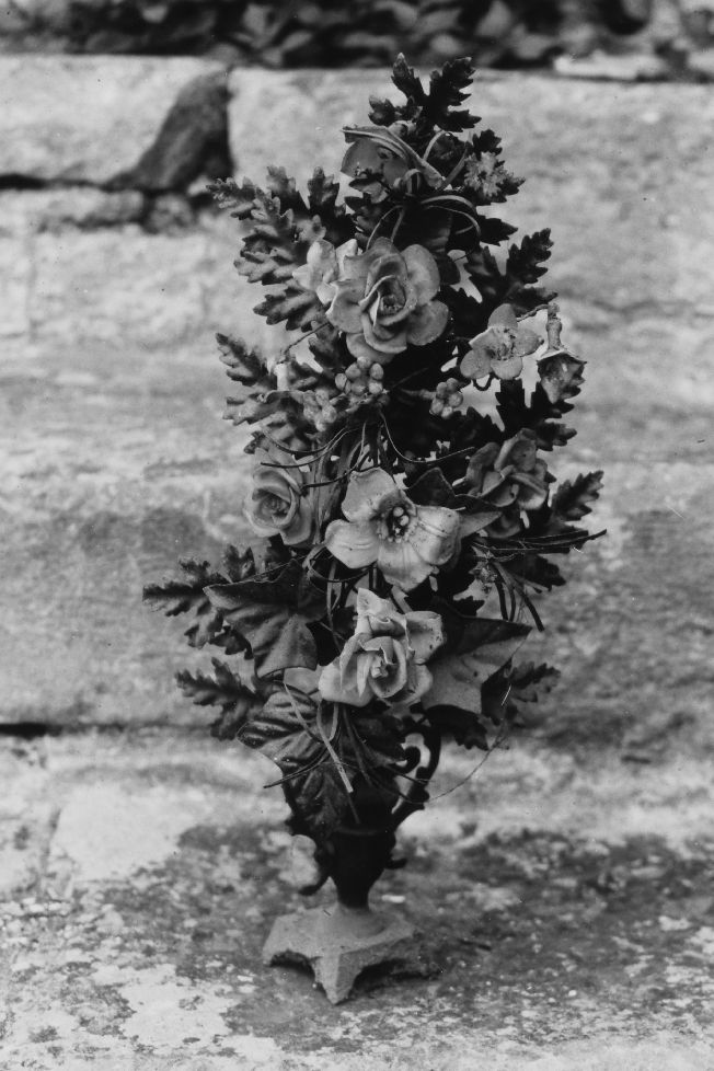 vaso d'altare con composizione floreale, serie - ambito pugliese (sec. XX)
