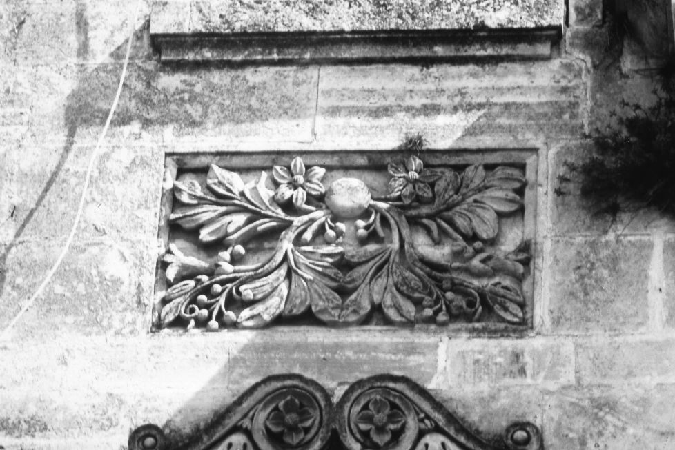 motivi decorativi vegetali (decorazione plastica, coppia) - ambito pugliese (sec. XX)