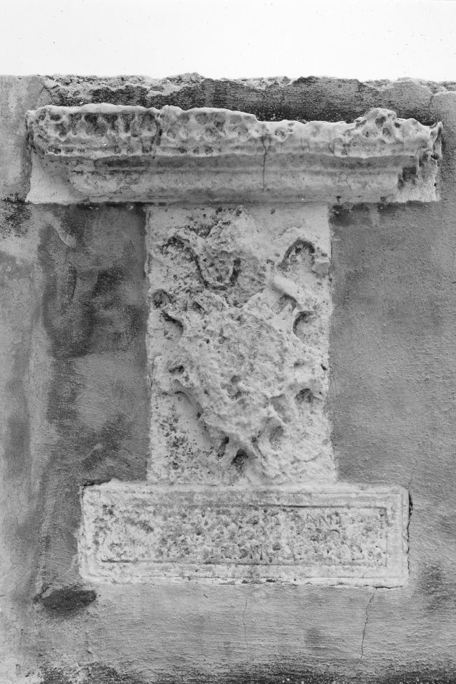 stemma vescovile (lapide) - ambito pugliese (sec. XVI)