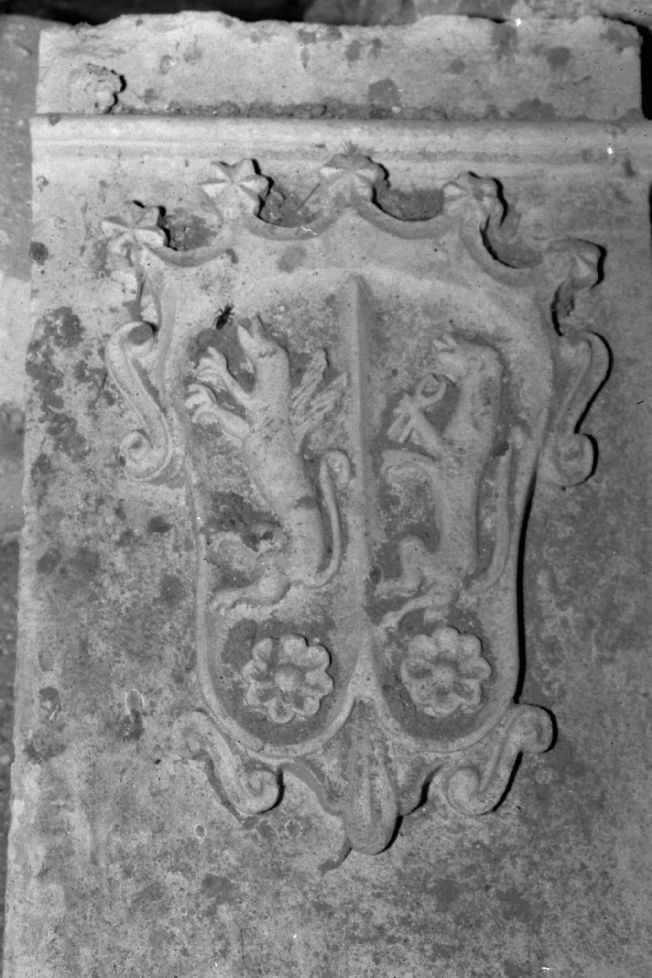 stemma gentilizio (rilievo) - ambito pugliese (sec. XVIII)