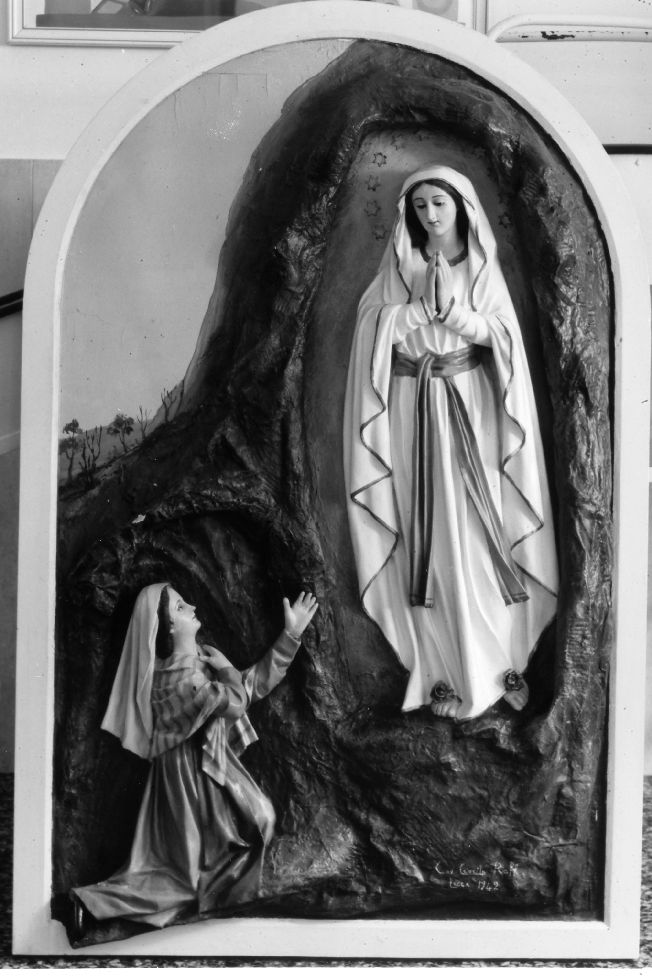 Madonna di Lourdes e Santa Bernardette (rilievo) di Caretta Raffaele (sec. XX)