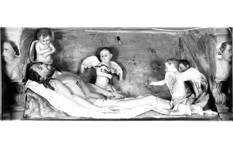 Cristo morto (gruppo scultoreo) di Caretta Raffaele (sec. XX)