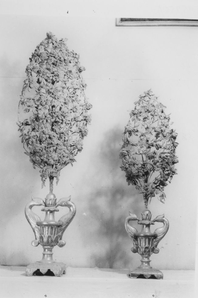 vaso d'altare con composizione floreale, serie - ambito Italia meridionale (sec. XVII)