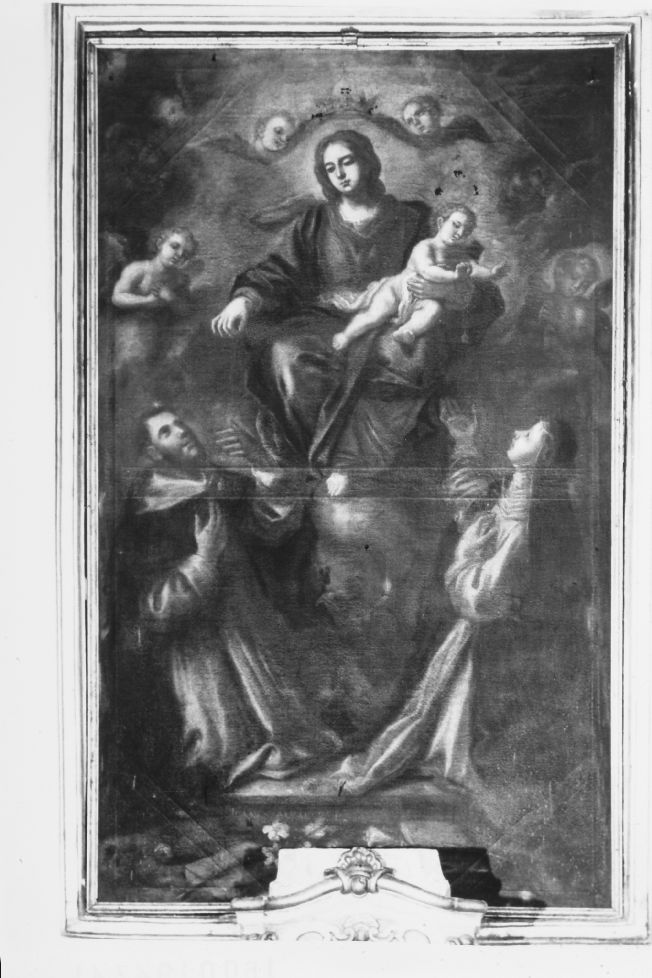 Vergine del Rosario, Madonna in trono tra San Domenico e Santa Caterina da Siena (dipinto, opera isolata) di Alvarez Joannes (sec. XVIII)