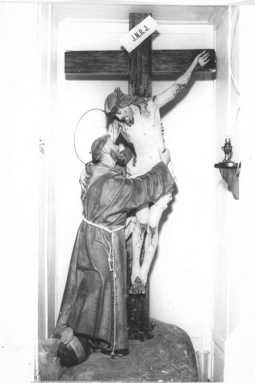 San Francesco d'Assisi abbraccia Cristo crocifisso (statua) di Manzo Giuseppe (sec. XX)