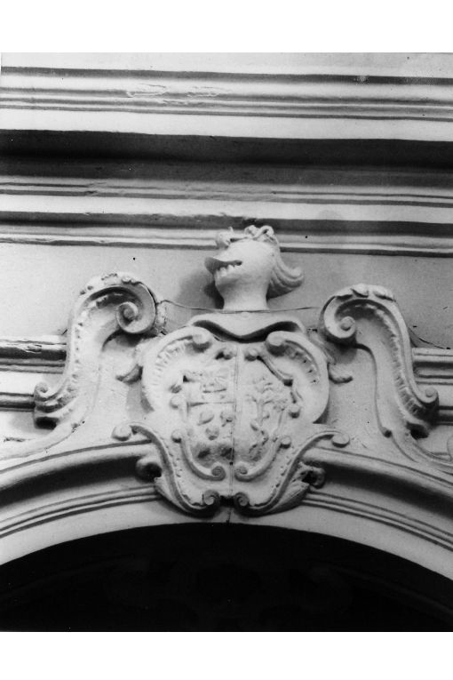 Arme gentilizia Basurto, stemma gentilizio (rilievo) - ambito pugliese (sec. XVIII)