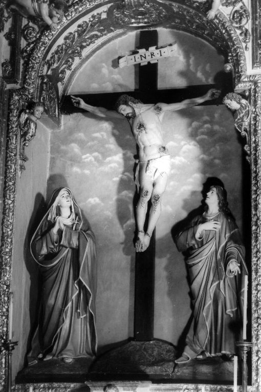 crocifissione di Cristo con la Madonna e San Giovanni Evangelista (gruppo scultoreo) di Penna Cesare (sec. XVII)
