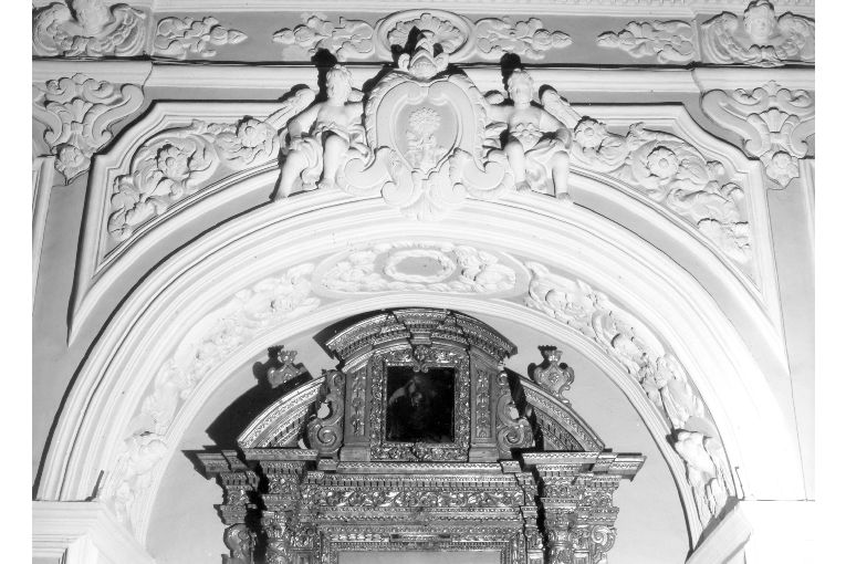angeli con stemma gentilizio (decorazione plastica) - bottega pugliese (primo quarto sec. XVIII)