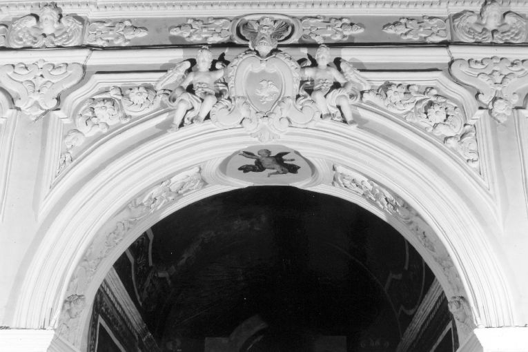 angeli con stemma gentilizio della famiglia Scura (decorazione plastica) - bottega pugliese (primo quarto sec. XVIII)