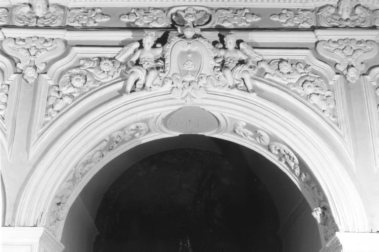 angeli con stemma gentilizio (decorazione plastica) - bottega pugliese (primo quarto sec. XVIII)