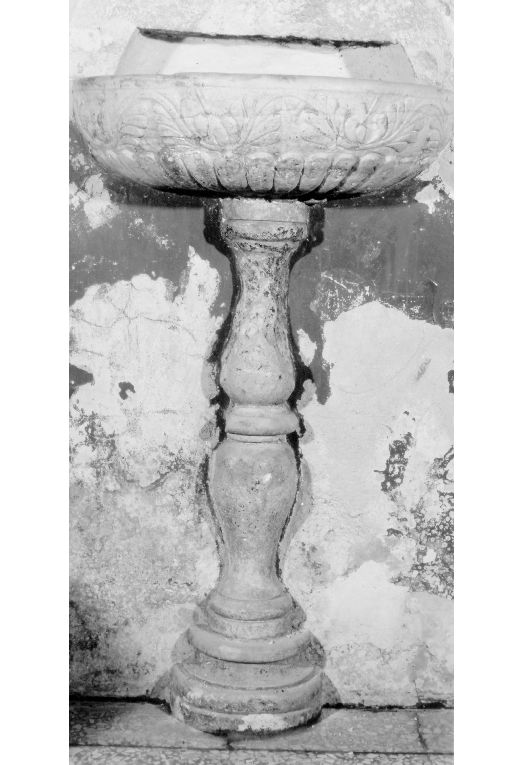 acquasantiera - a fusto, opera isolata - produzione pugliese (seconda metà sec. XVI)