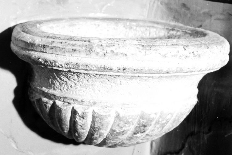 acquasantiera da parete, opera isolata - ambito pugliese (primo quarto sec. XVIII)