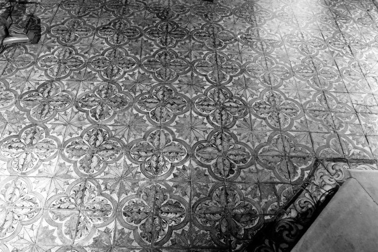 emblema della confraternita del Purgatorio (pavimento, opera isolata) - manifattura napoletana (metà sec. XVII)