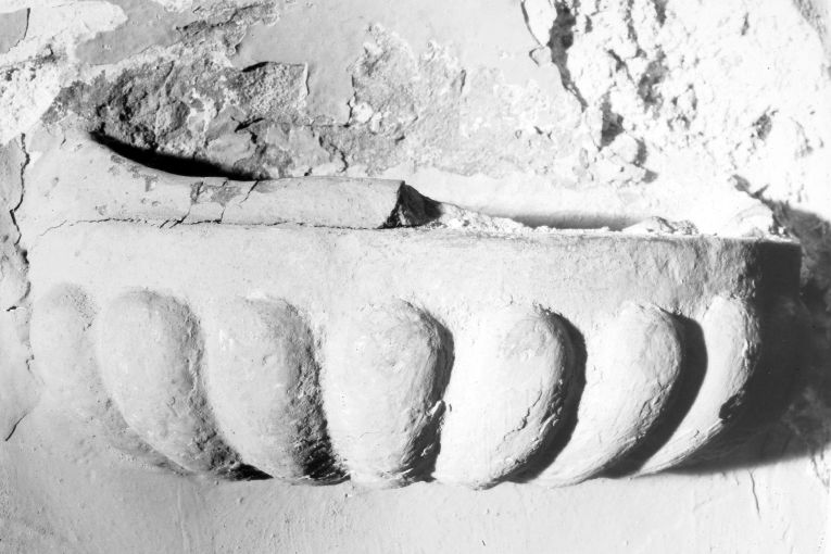 acquasantiera da parete - bottega pugliese (sec. XVIII)