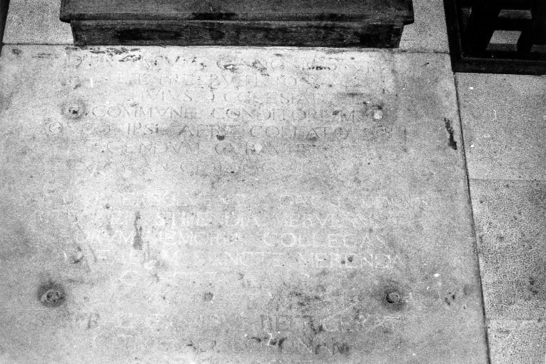 lastra tombale - produzione pugliese (sec. XVIII)