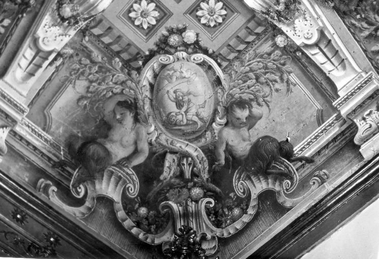 Satiri che reggono medaglioni (dipinto) di D'Arminio Aniello (sec. XVIII)