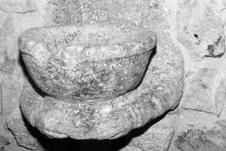 acquasantiera - produzione pugliese (sec. XVII)