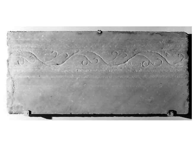 motivi decorativi a tralci (transenna, frammento) - bottega pugliese (sec. XIII)