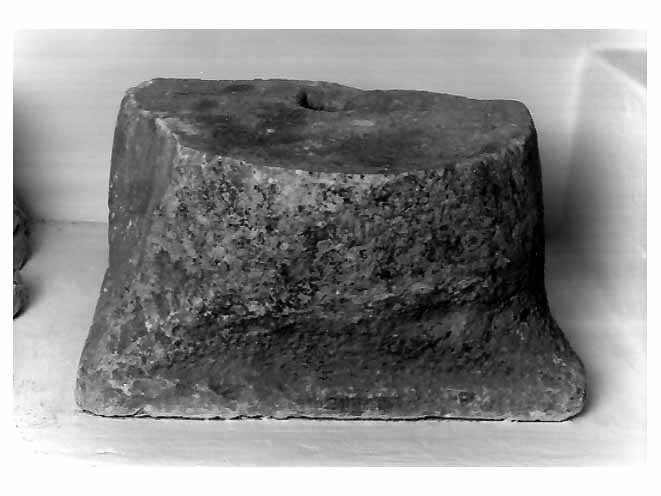 base di colonna, frammento - bottega pugliese (sec. XV)