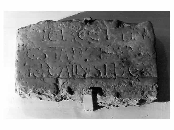 lastra tombale, frammento - bottega pugliese (sec. XVIII)