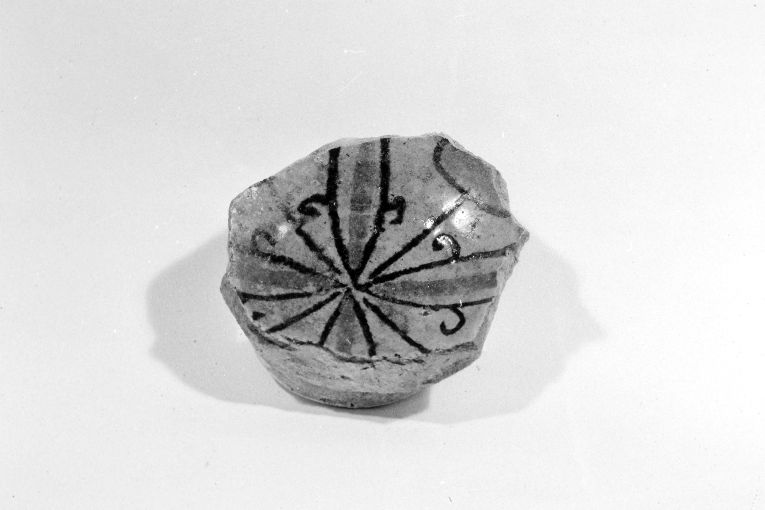 motivo decorativo fitomorfo (ciotola, frammento) - produzione apulo-lucana (sec. XIII)