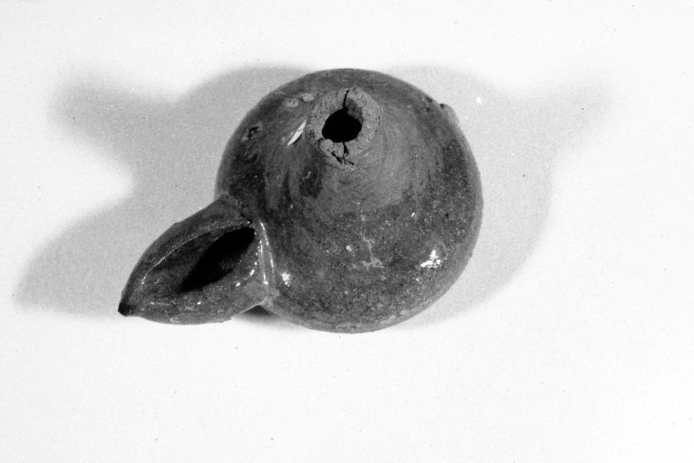 lucerna, frammento - produzione apulo-lucana (metà sec. XVII)