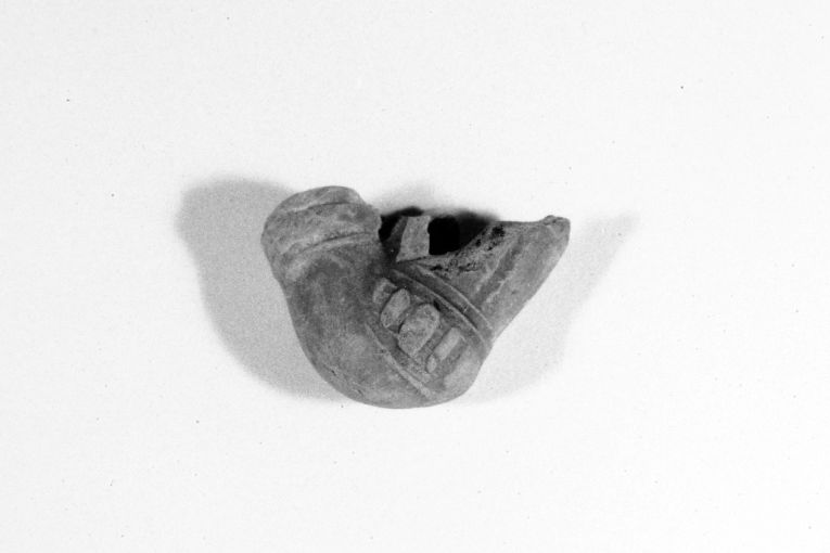 motivo decorativo (pipa, frammento) - produzione apulo-lucana (secc. XVIII/ XIX)