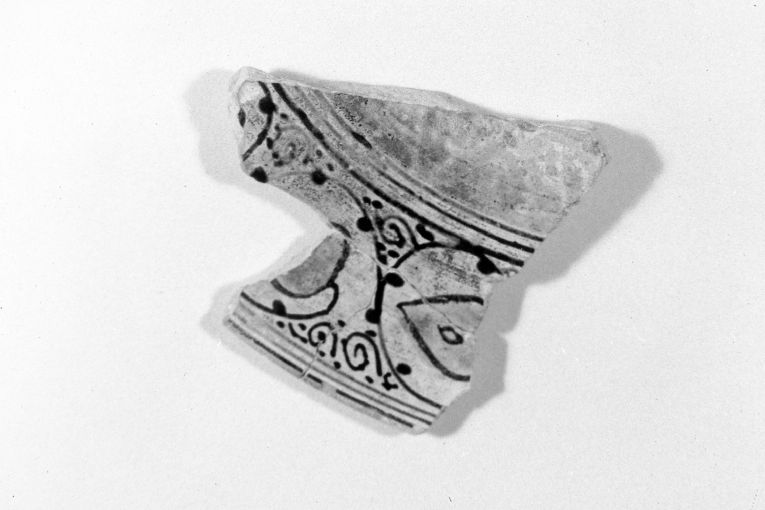 motivo decorativo geometrico (piatto, frammento) - produzione apulo-lucana (sec. XIII)