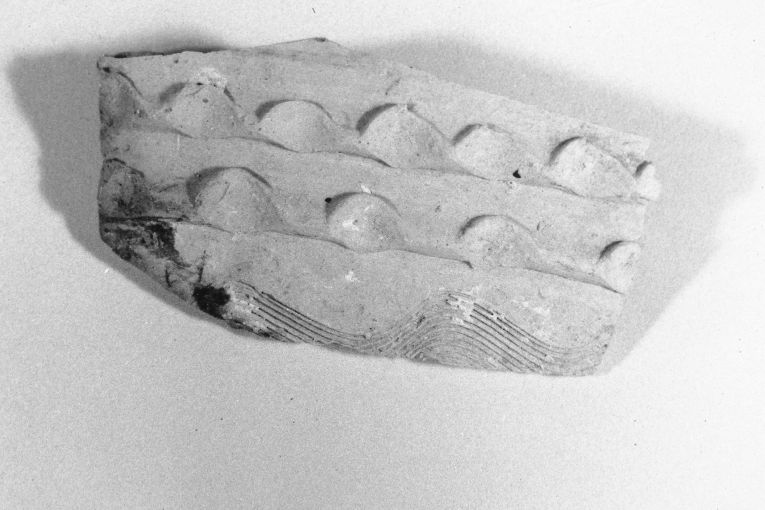 Motivo plastico e geometrico (vaso, frammento) - produzione apulo-lucana (sec. XVI)