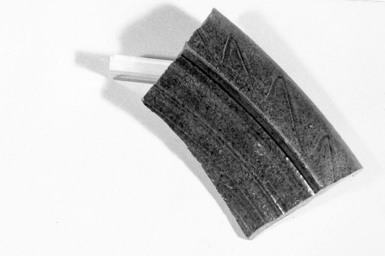 motivo decorativo geometrico (piatto, frammento) - produzione apulo-lucana (seconda metà sec. XIII)