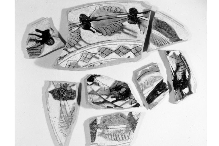 motivo decorativo geometrico (piatto, frammento) - produzione apulo-lucana (fine sec. XVI)