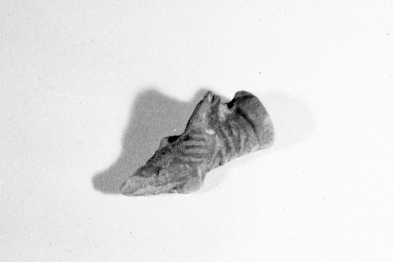 motivo decorativo (pipa, frammento) - produzione apulo-lucana (secc. XVIII/ XIX)