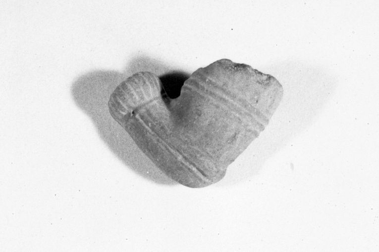 motivo decorativo geometrico (pipa, frammento) - produzione apulo-lucana (secc. XVIII/ XIX)