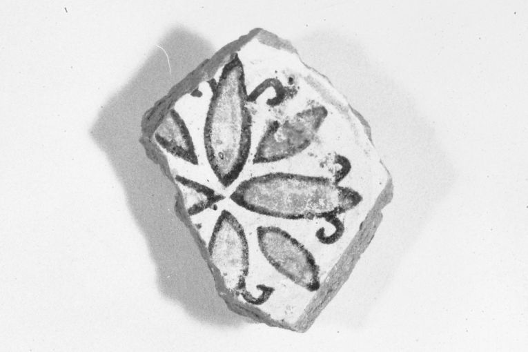 motivo decorativo fitomorfo (ciotola, frammento) - produzione apulo-lucana (sec. XIII)