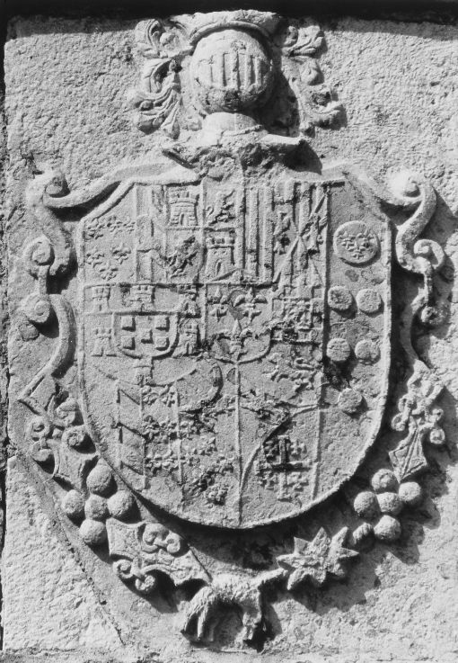 stemma reale di Carlo V (rilievo) - ambito pugliese (sec. XVI)