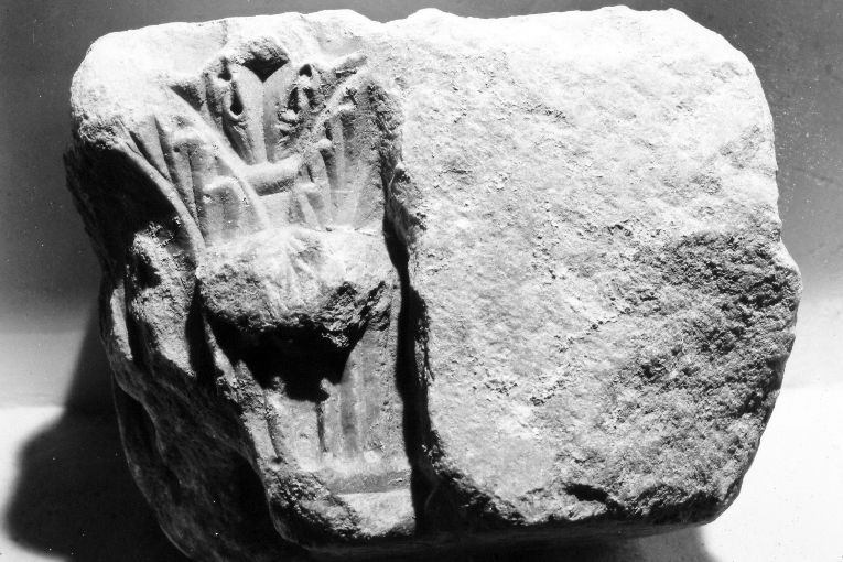 foglia d'acanto (decorazione plastica, frammento) - ambito pugliese (sec. XII)