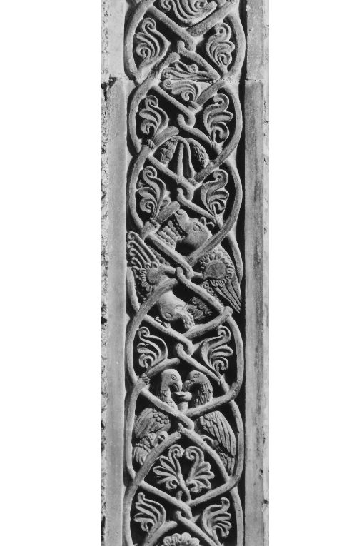 Tralci vegetali, volatili e animali mostruosi, figura umana assisa in man dorla (stipite di porta) - ambito pugliese (fine sec. XII)