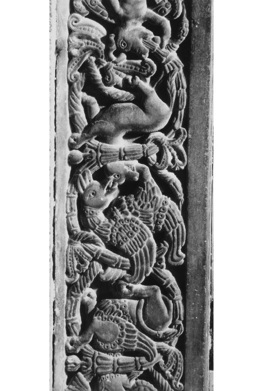 Tralci vegetali, volatili e animali mostruosi, figure fantastiche (stipite di porta) - ambito pugliese (fine sec. XII)