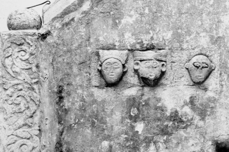 testine antropomorfe (rilievo) - ambito pugliese (secc. XI/ XII)