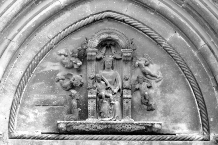 Madonna in trono con bambino, quattro angeli musicanti, Vescovo Arpone (rilievo) - produzione pugliese (sec. XV)