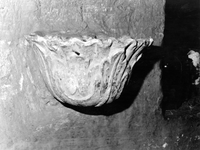 acquasantiera - produzione salentina (sec. XVI)