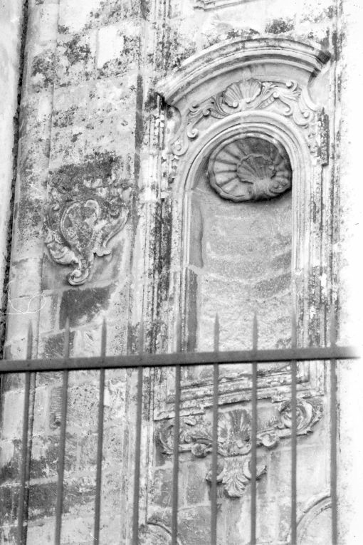 stemma gentilizio (rilievo) - produzione salentina (sec. XVIII)